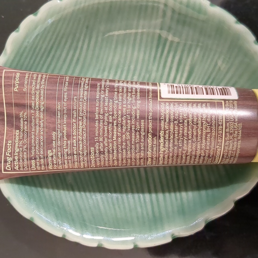 Premium Moisturizing Sunscreen Lotion - Picture 2 of 3